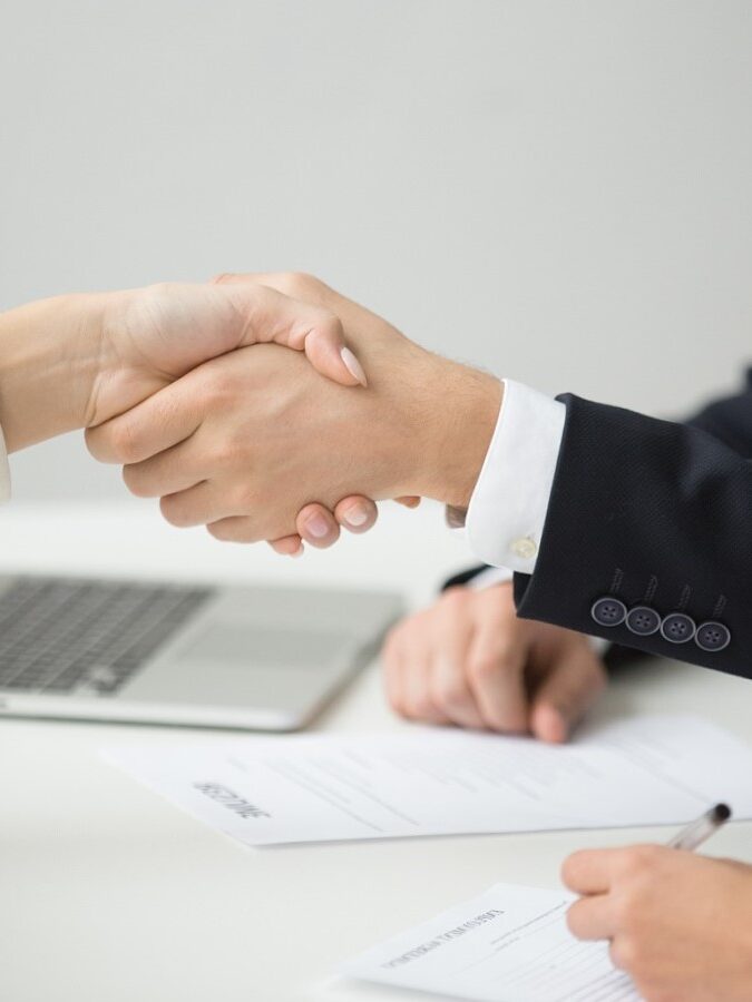 Seguros para empresas en la Ribera Alta - mano y ordenador