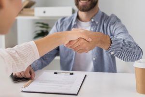 correduría de seguros en Canals - apretón de manos