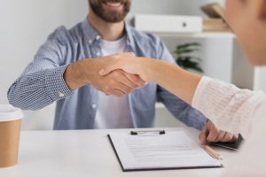correduría de seguros en Canals-mano