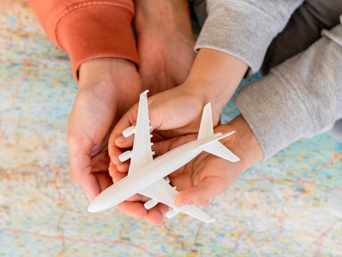 Seguros de viajes en la Ribera Alta - manos y avión