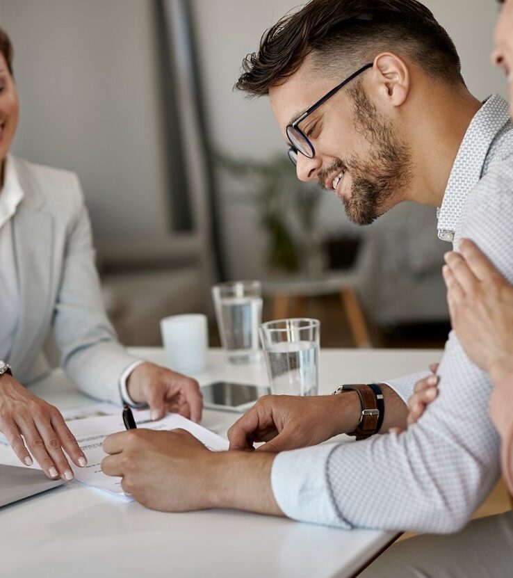 Seguros de vida en la Ribera Alta - firma de documentos