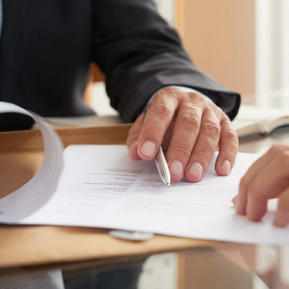 Seguros para empresas en la Ribera Alta - firma de contrato