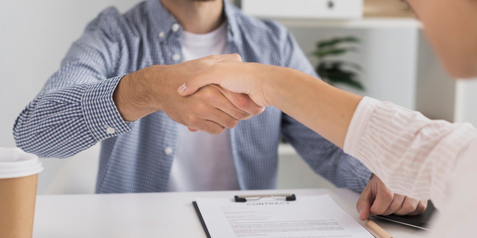 correduría de seguros en Canals-mano